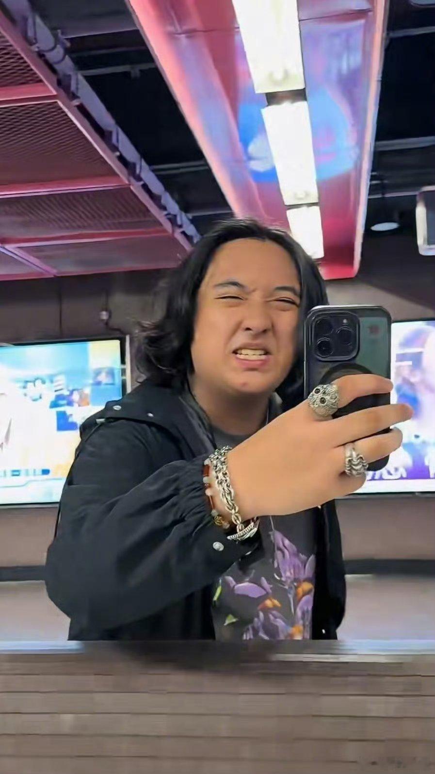 费曼杨阳洋互拍 谁能想到长大朋友是这两[流鼻血]基因真牛，费曼太像吴镇宇了 ​​