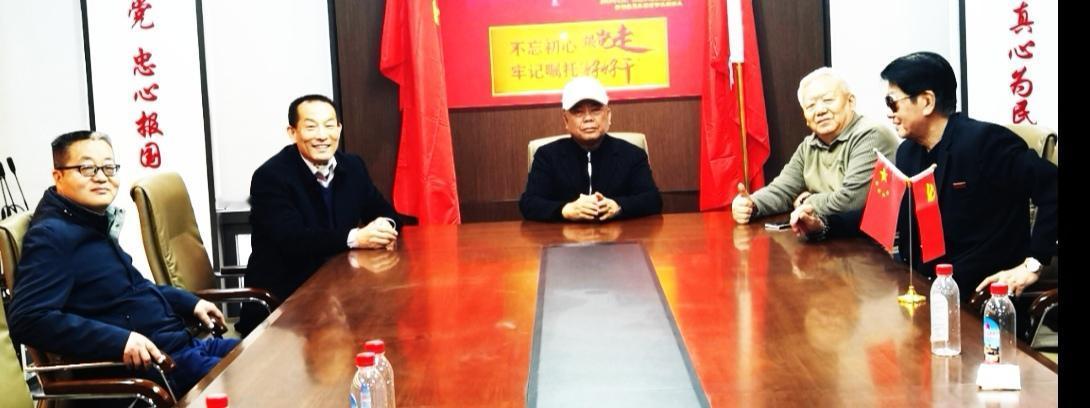 这是在闲坐、还是正运筹着明天的美好！

照片摄于2026年4月10日