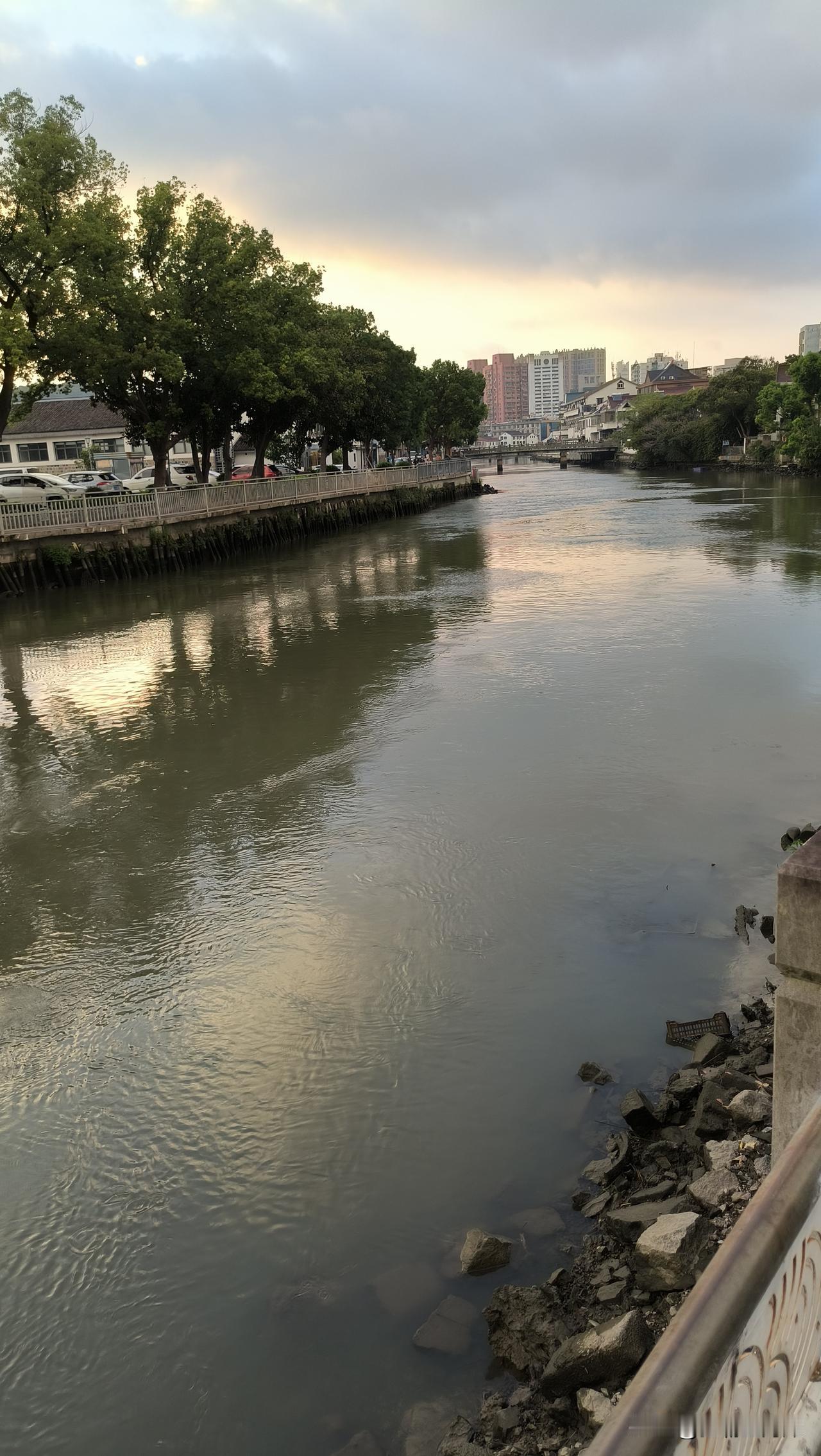 宁波不愧是台风多发城市，都已经总结出自己的一套先进的御台攻略了。
瞧，这不台风沙
