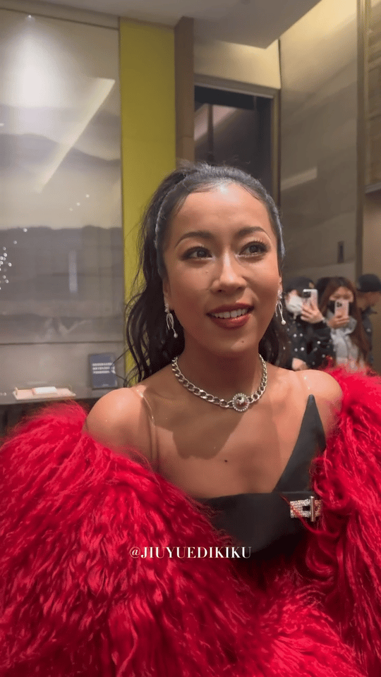 吉克隽逸酒店被围堵看得出来吉克隽逸的人气很高啊 大家很热情我们姐姐一直都非常的明