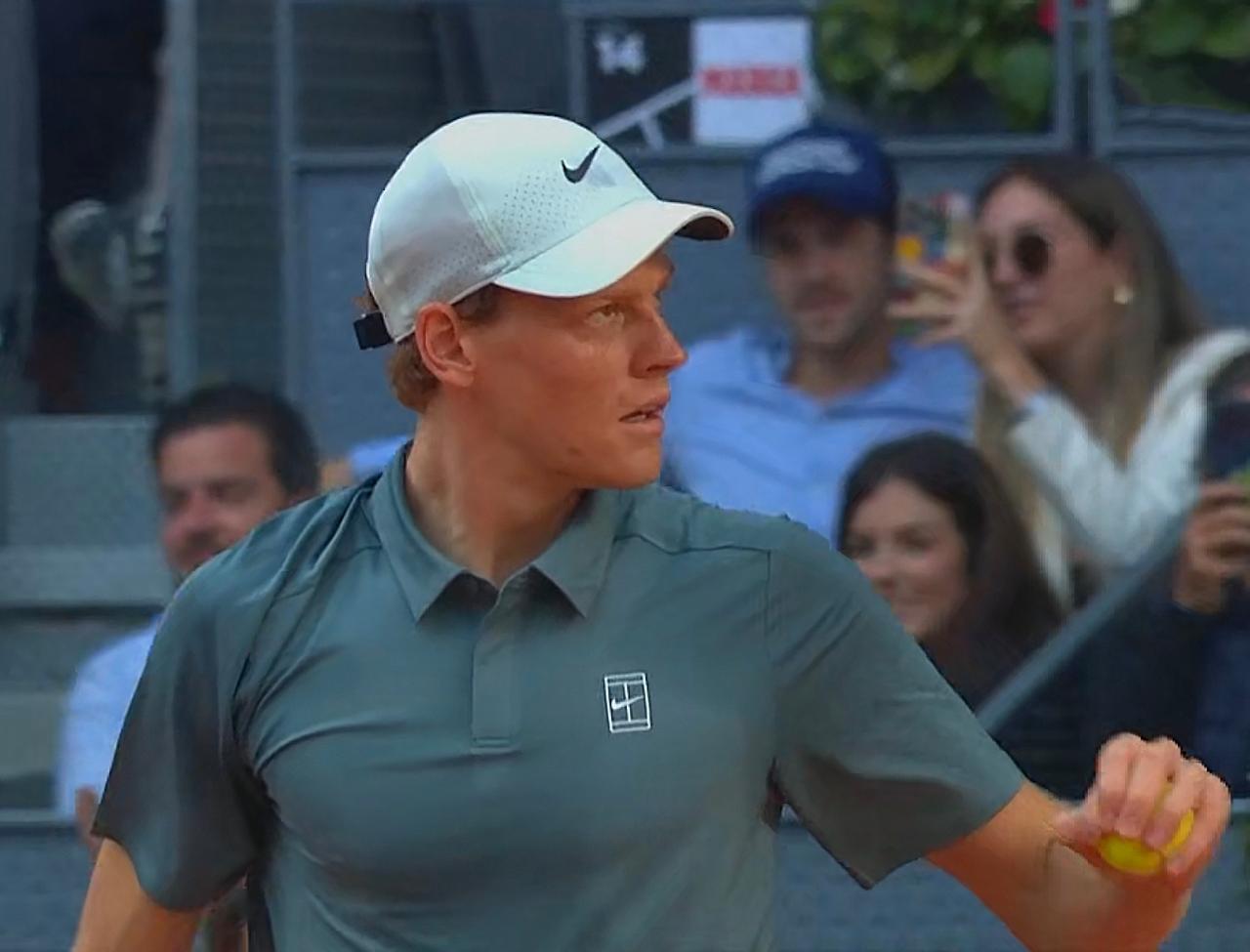 辛纳马德里大师赛首秀遭遇强势冲击，丢掉一盘
        北京时间2026年4