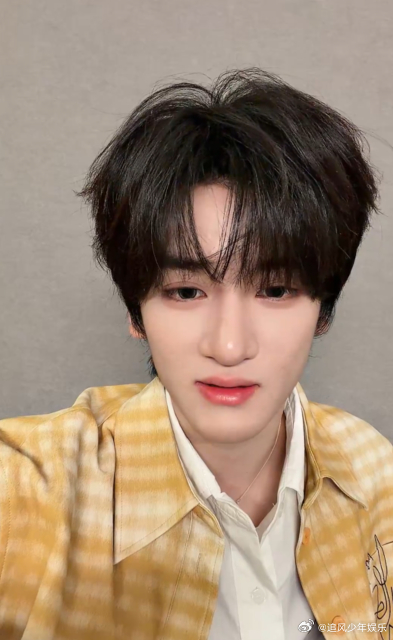 邓佳鑫直播 看邓佳鑫直播真的很治愈心情，整个人阳光又开朗，活泼可爱的样子，就是魔