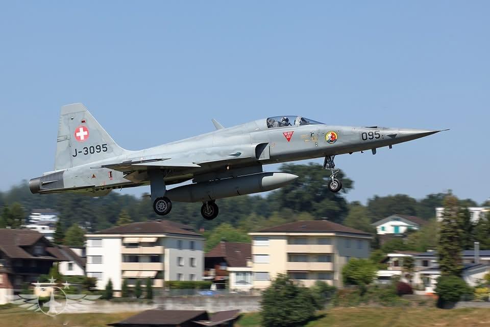 欧洲最后的“灰老虎” 军用飞机信息汇 J-3095是瑞士空军最后1架“深浅幽灵灰