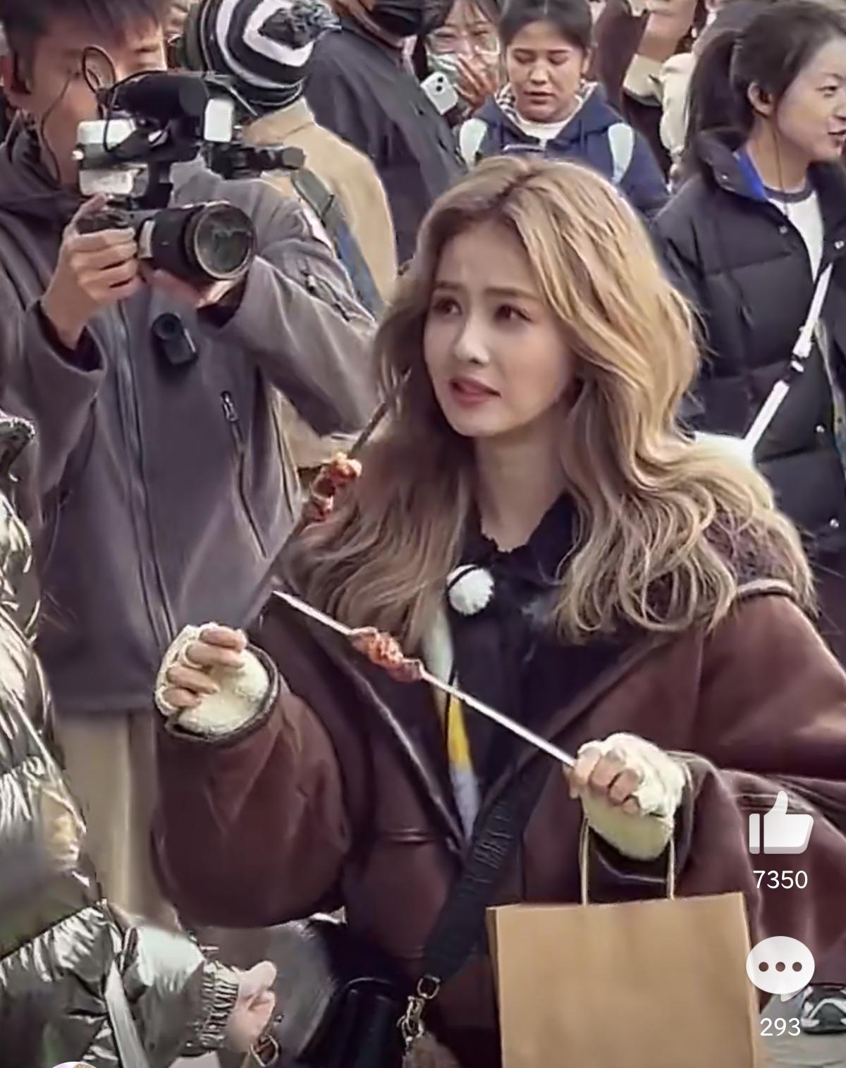 白鹿吃的有多开心，经纪人就有多着急，
可见女明星的身材管理多重要，一口烤肉经纪人