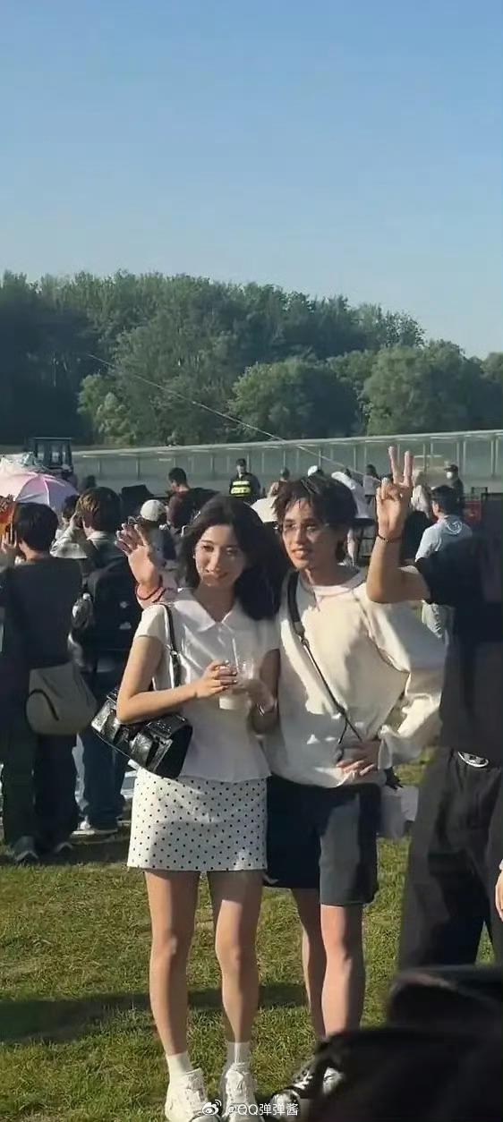 戚薇吐槽李承铉在家甩孩子玩 戚薇花式吐槽老公，居然把娃甩来甩去，画面感十足，一家