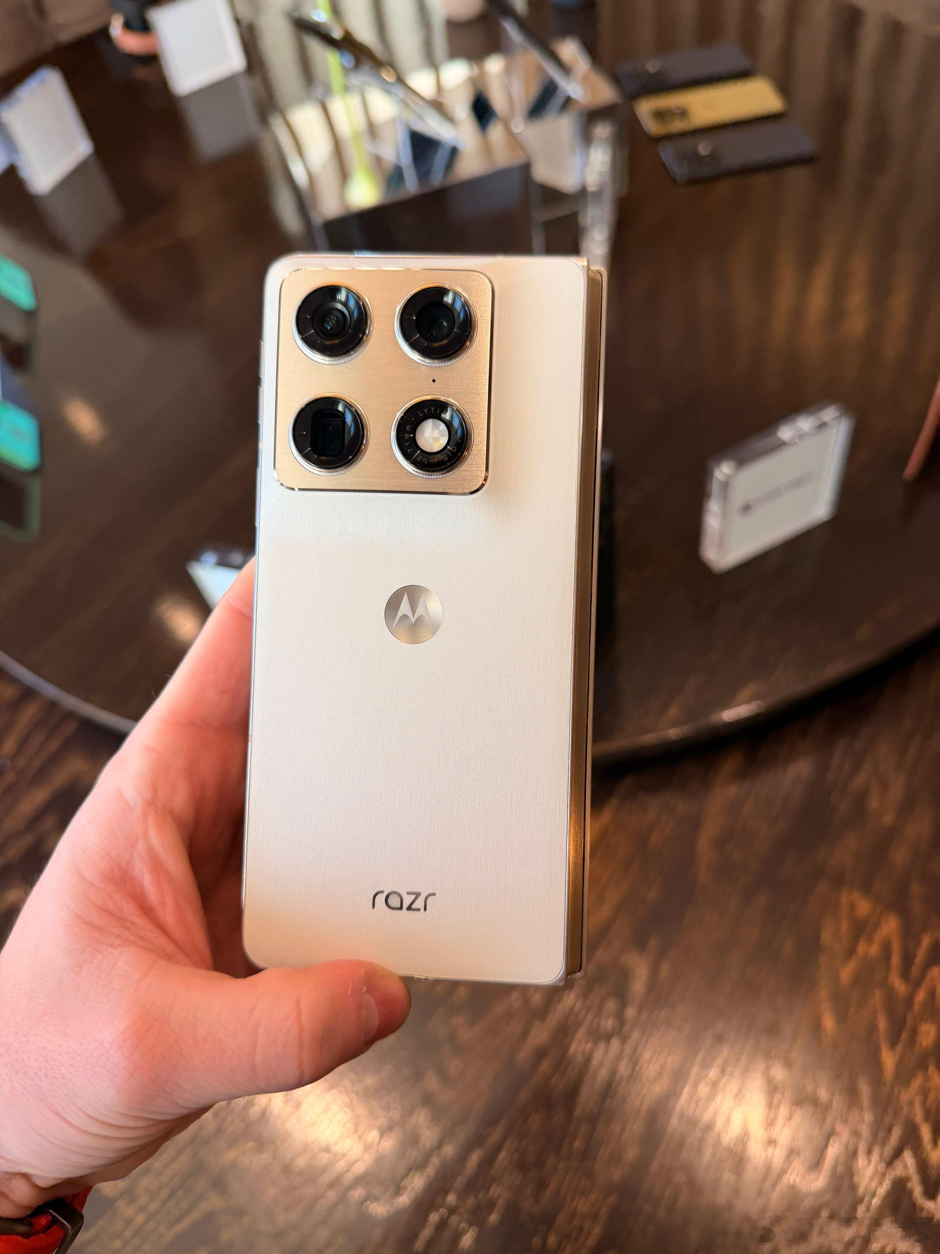 有意思，摩托罗拉也搞大折了，海外发布了台Moto Razr Fold，6.56英