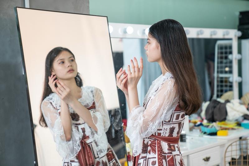 最近江苏一个20多岁女大学生的事儿挺火，她感觉好多男同学对自己有好感，主动表白却