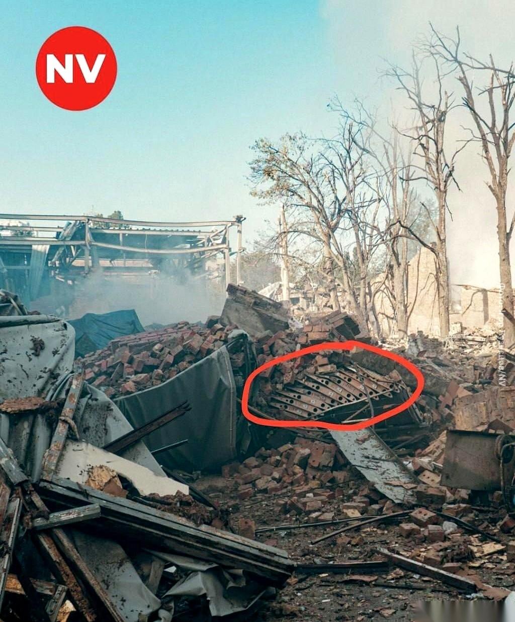 基辅，奥列克桑德尔·多夫任科电影制片厂。
浓烟还未散尽，当地媒体迅速发布了现场照