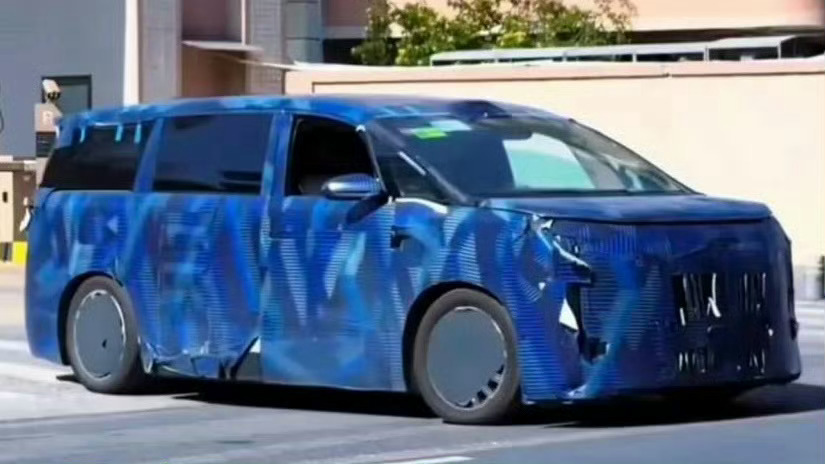 疑似腾势D9L，车长在5.4米左右，看着确实挺长的啊。 