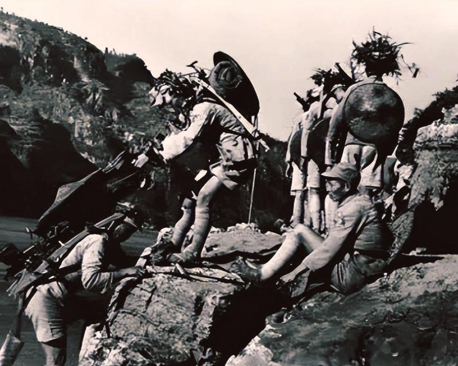 1933年7月，琼山府城，行刑队端着枪，逼他跪下。他没跪。腿上的枪伤还没好透，破