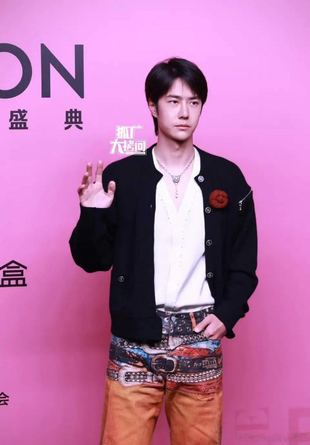 王一博每次活动都蔫蔫的，没有一点精气神 ​​​