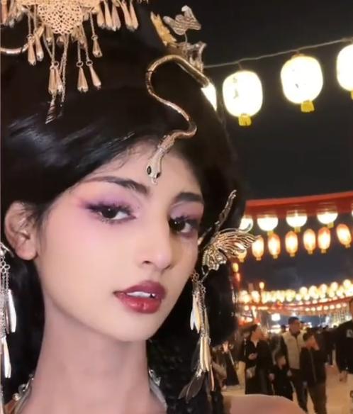 河南夫妇收养巴基斯坦孤儿，取名小黑妮，因反差感一夜爆火成网红！
这位小黑妮，用她