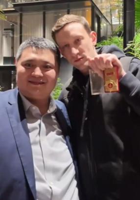 在哈尔滨游历的埃文凯尔再次落泪，因为一位小哥，把自己珍藏了四十年的，哈尔滨市劳动