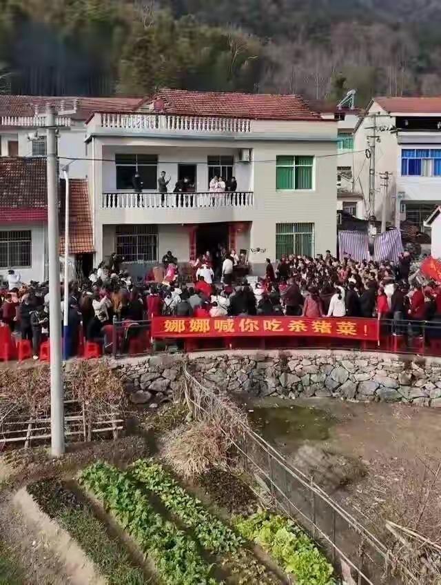 湖北娜娜家杀猪饭也太火了！原计划200人吃1头猪，结果来了近2000人，连四川游