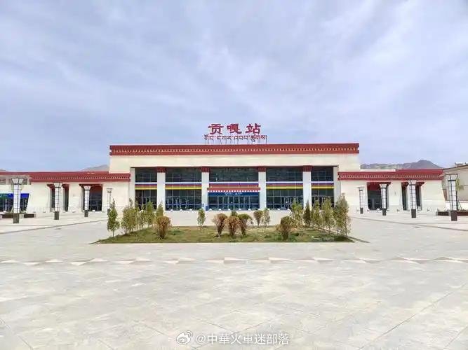 铁路一日一站【贡嘎站】位于西藏自治区山南市贡嘎县，建于2019年，隶属中国铁路青