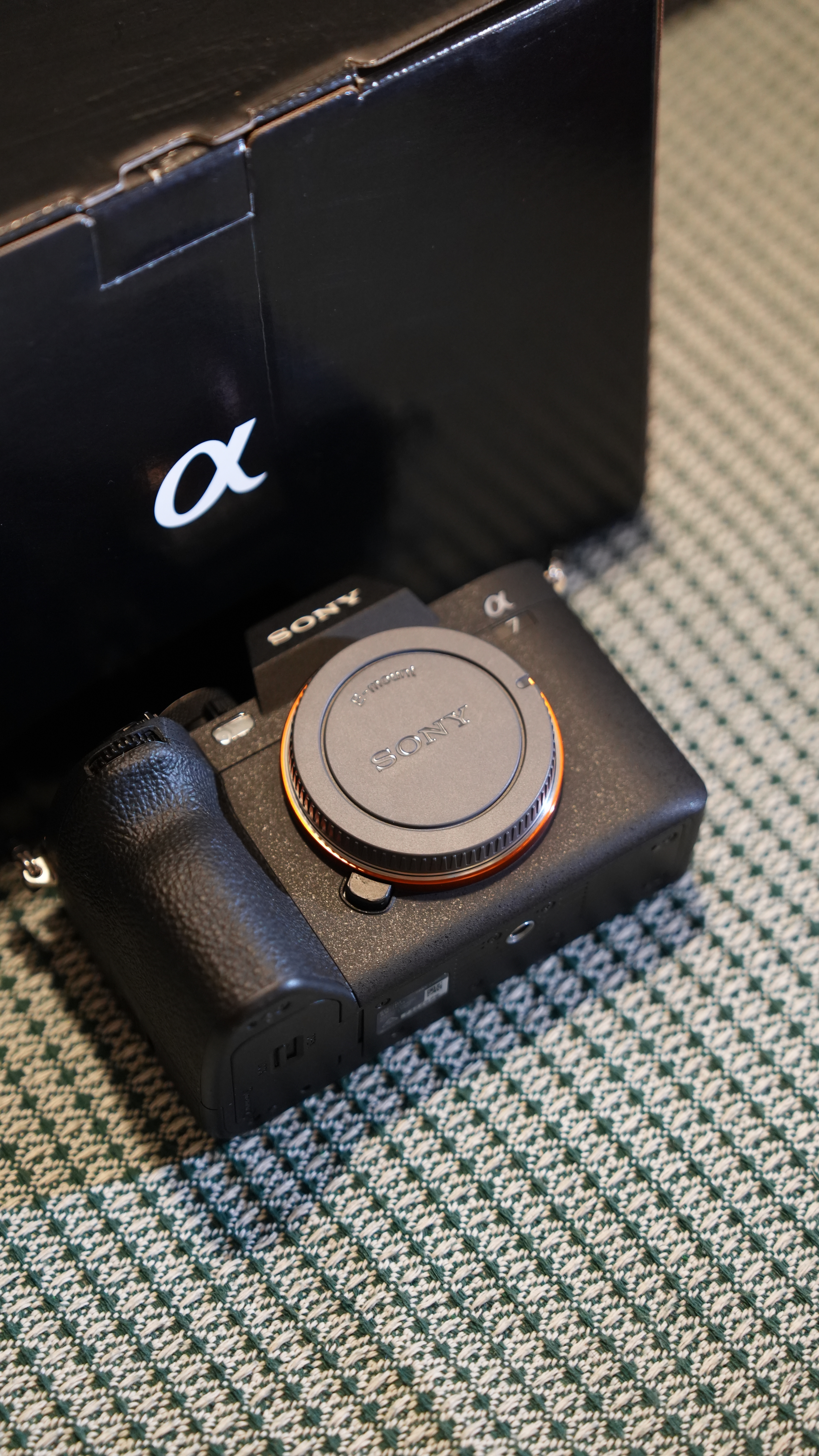 我把A7M4上架海鲜市场，机器一年多都是贴着保护纸，护着相当好，但没搞懂为啥有两