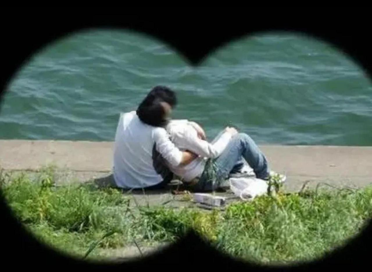 现在的人为什么偷情的那么多？
现代人的生活节奏日益加快，在家的时间越来越少。
有