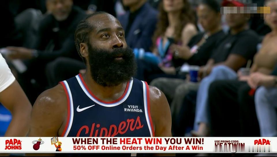 快船当家后卫哈登真是太懒散了，他完全是出工不出力！今天快船在客场以123：140