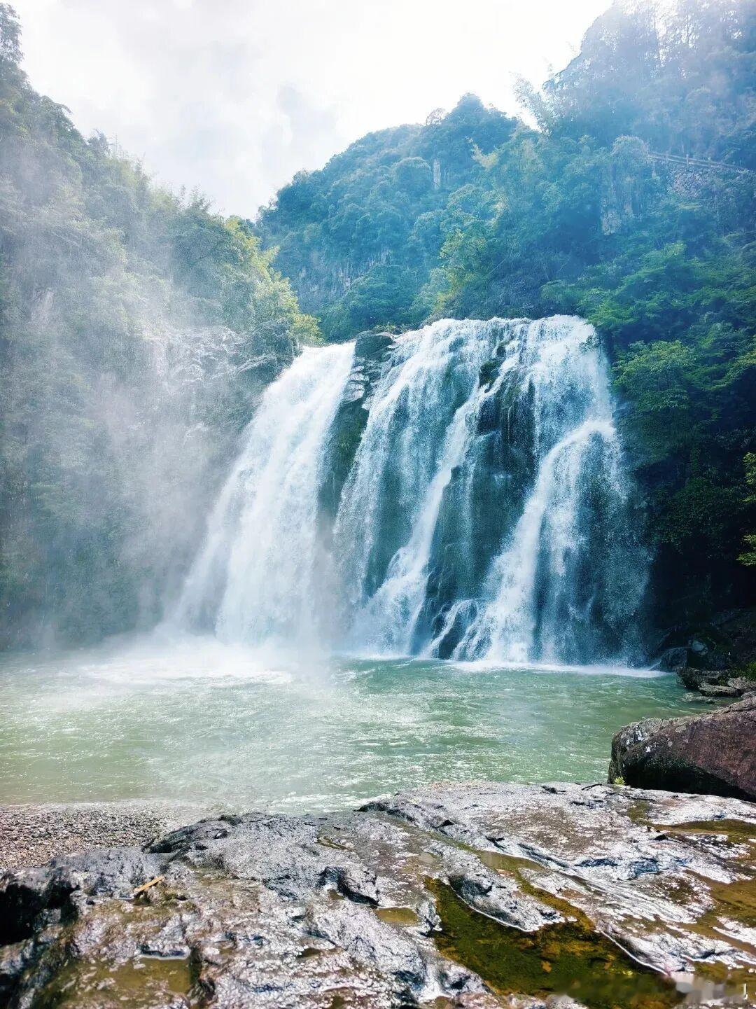 雨季温州瀑布集体上线！雁荡山大龙湫 197 米高空飞瀑，文成百丈漈三层水帘可穿行