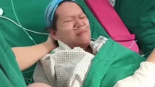 姐夫是混蛋
妹妹在妇幼院产房生小孩，分娩时疼痛难忍受不了，嚎啕大哭不止。
姐姐心