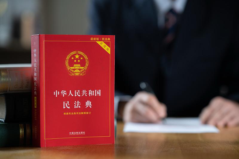 公公做手术，儿媳该不该签字？

昨天后台收到一条私信，问我：公公要手术，婆婆和老