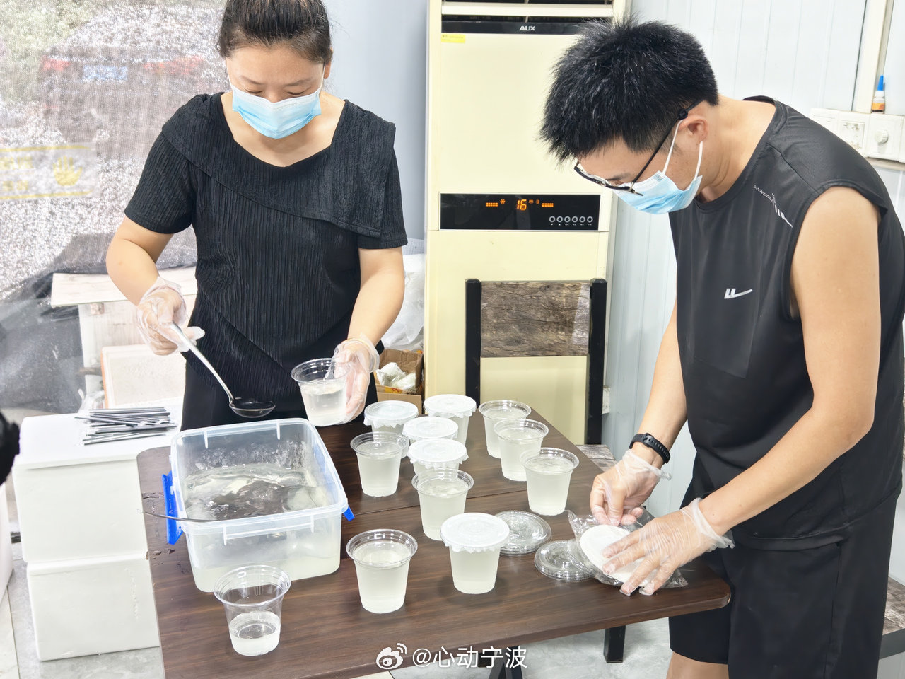 宁波老板娘自制木莲冻送给孩子与环卫工人 7月31日，扎根慈溪胜山经营小吃店的潘陈