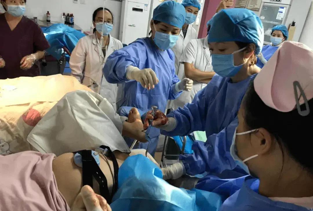 浙江义乌，62岁超高龄产妇顺利产下6斤重男婴，母子平安。术后她笑着说：“宝宝这么
