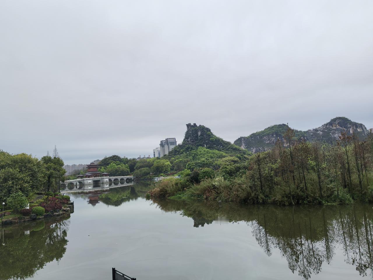 现在大环境真的很不好
找工作难找，
私企都是在不断的压工资，
或者是一人多岗，