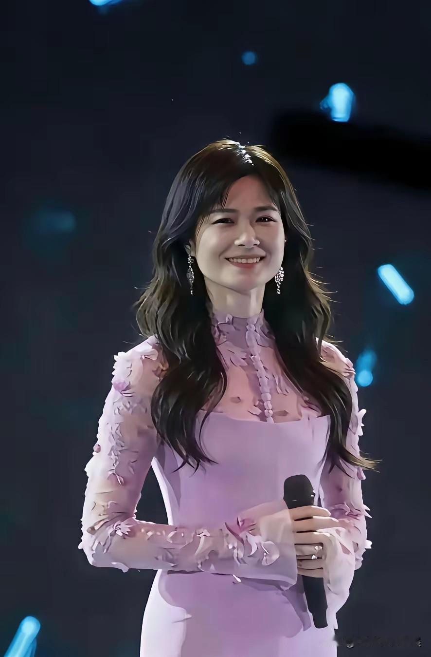 春哥要是当年走这个淑女路线，真的能迷倒万千少男啊[星星眼]

娱乐圈