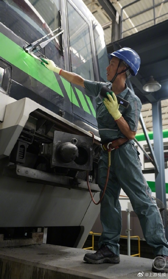 #他们在60℃车底为列车保驾护航#【高温下的封面｜钻进60℃列车车底，他们是热浪