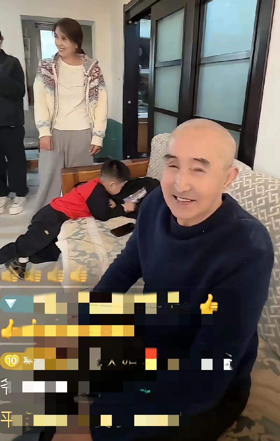 老爷子过生日，王亮两口子忙得团团转。还有王亮的两个儿子也来给老爷子庆生，王亮的妈