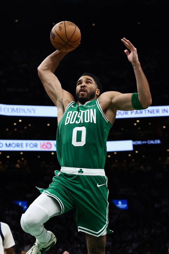 不受影响王者归来，塔图姆跟腱断裂后复出首秀爆砍15分12篮板7助攻！

在今天凯