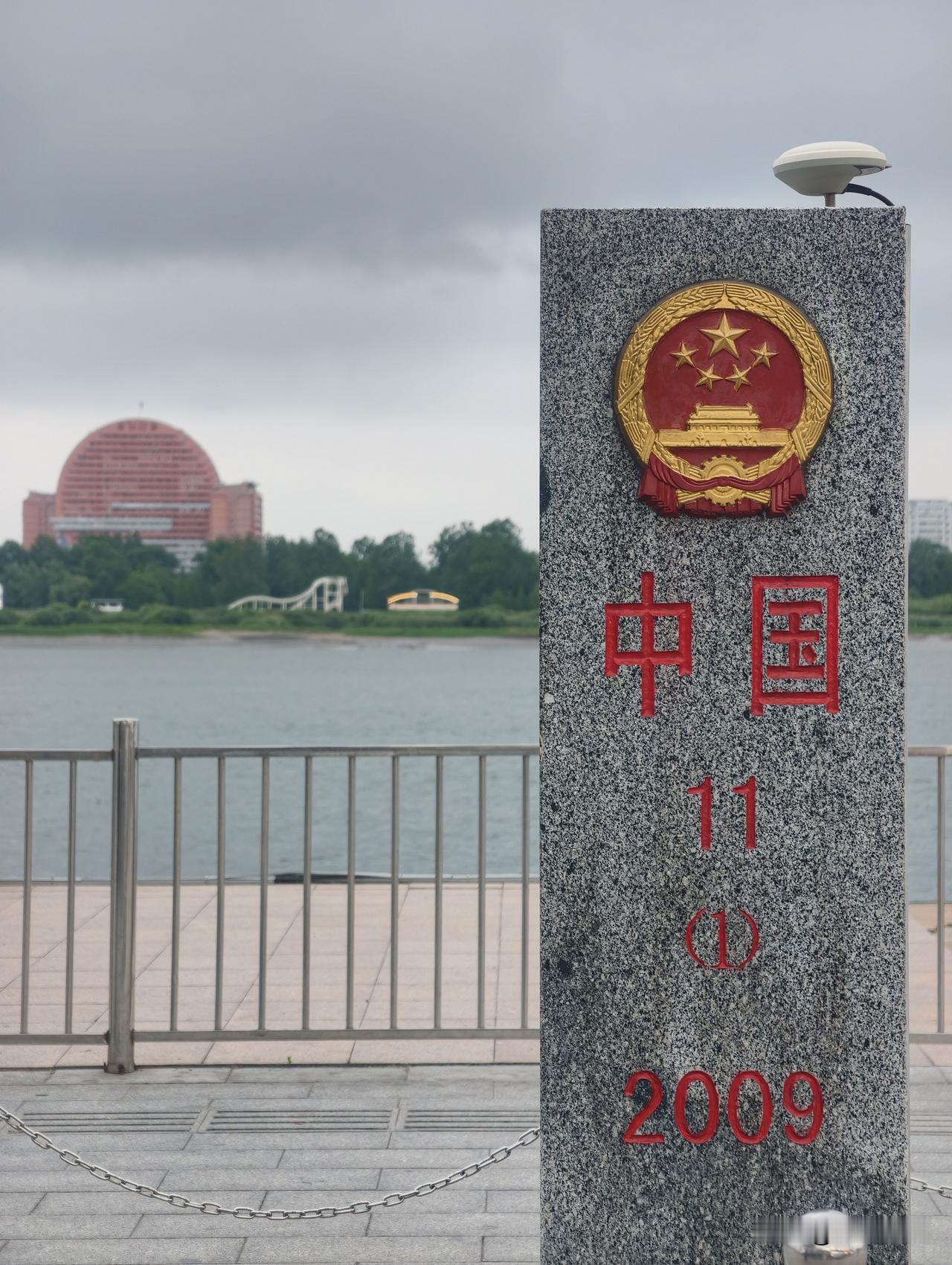在断桥附近的江边溜达，天黑尽了才回酒店。好不容易才来到这里，只想多走走，多看看。