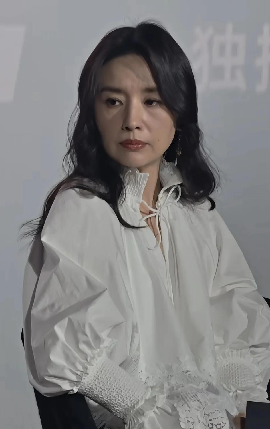 董洁就是书香世家出生的吧，不然就是看看很多书，她有腹有诗书气自华的感觉。
原相机