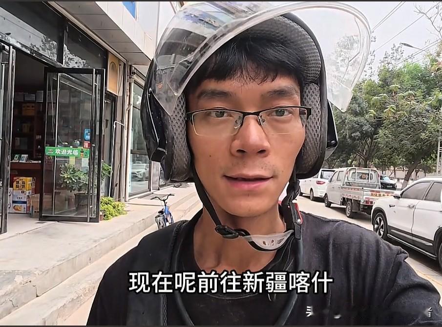 今日中午，唐尚珺更新了他从新疆叶城前往喀什的骑行视频。从视频中可以看出，唐尚珺这