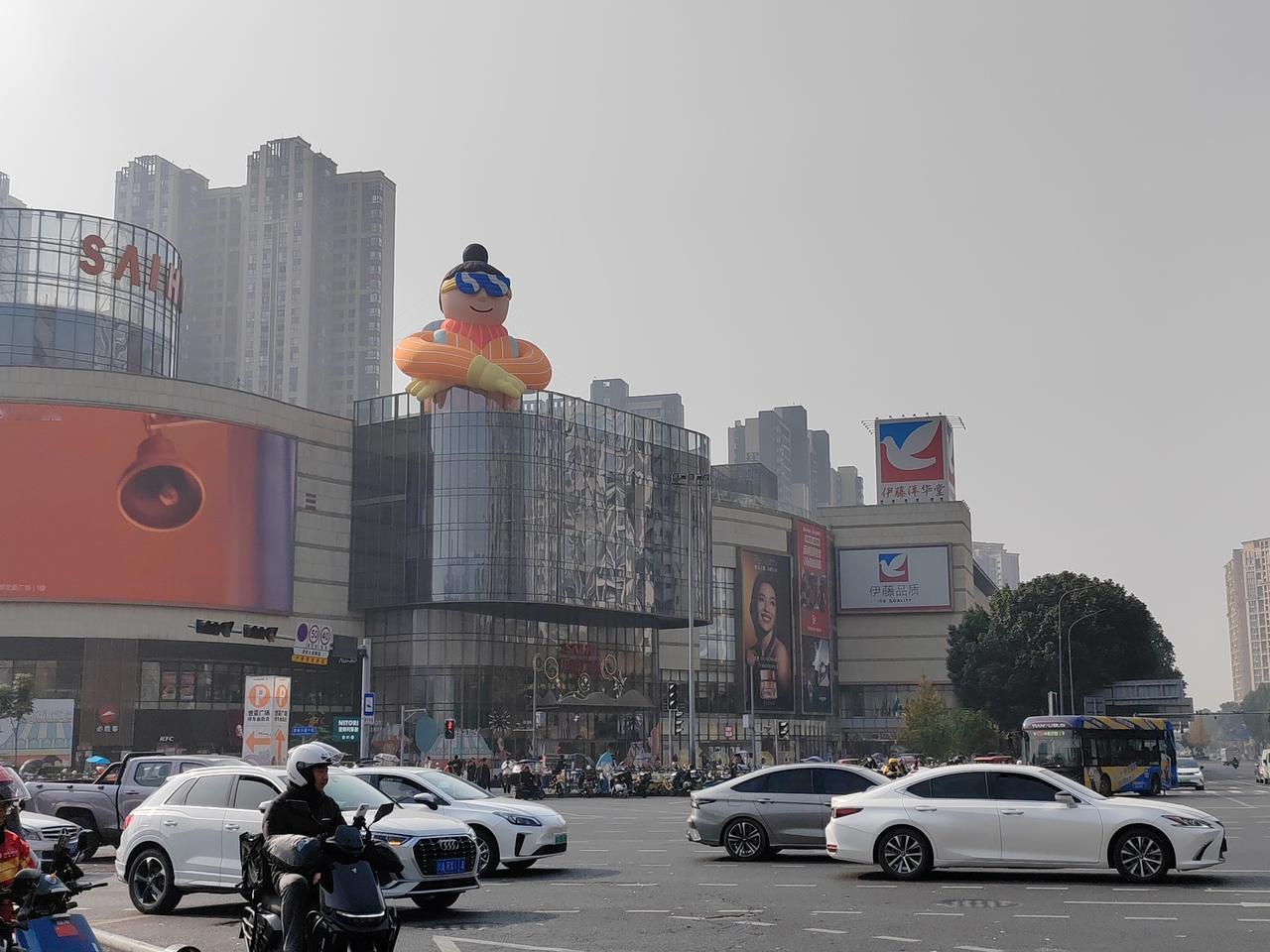 大六座旗舰看岚图泰山 大六座旗舰，岚图泰山必须拥有姓名！它的4.0智驾系统就像个