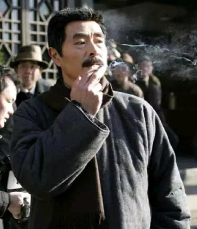 鲁迅先生一句话，把人性的丑陋体现的淋漓尽致。 他说：“荒田无可耕，一耕有人争；肚