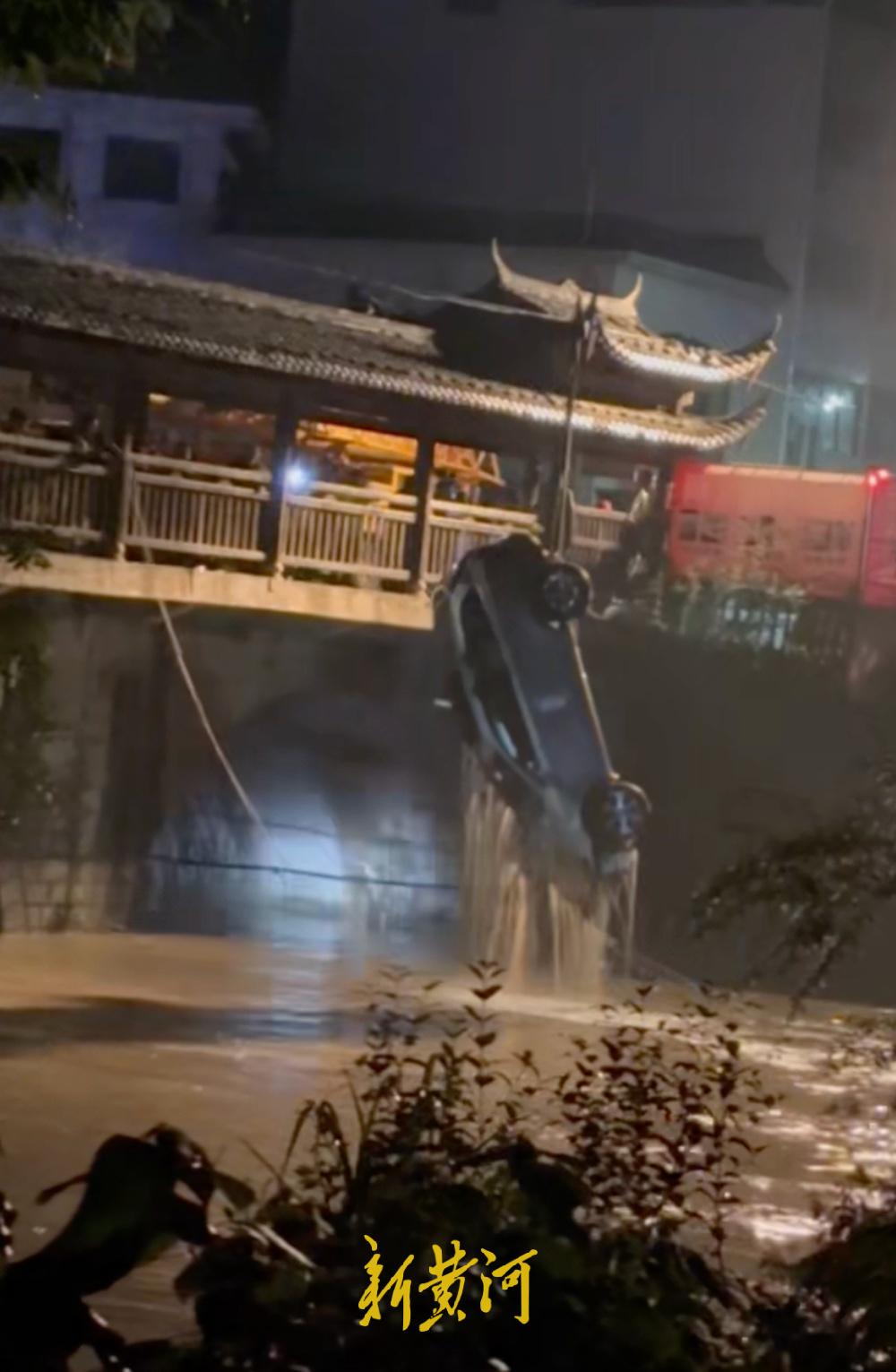 4月7日，据央视新闻报道，4月6日晚，福建省长汀县新桥镇，一辆小型汽车发生事故，