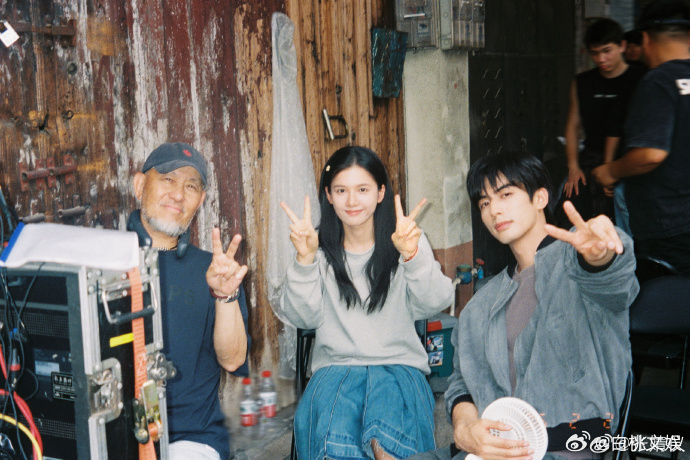 何瑞贤在《野狗骨头》中担任特别主演，她的角色演绎值得期待，宋威龙与张婧仪晒出同一