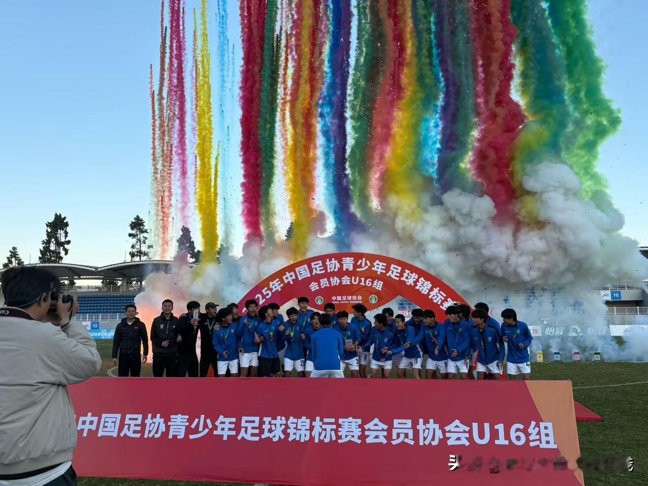 自古英雄出少年[赞]武汉U16男足问鼎冠军！[给力][奋斗]
 12月16日，2