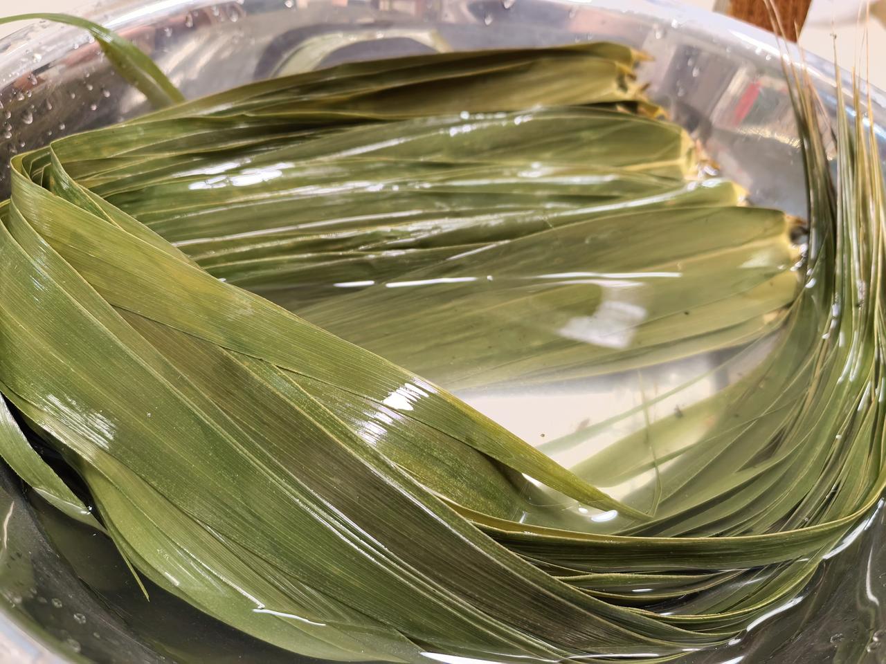 明天是端午节，吃粽子，看龙舟。
端午节，重要的是端午的前一天，类似过年，最有年味