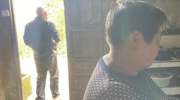 贵州山区42岁的男子陈树，十年前因为买回的猪肉肥瘦不合心意，当众被妻子狠狠扇了一