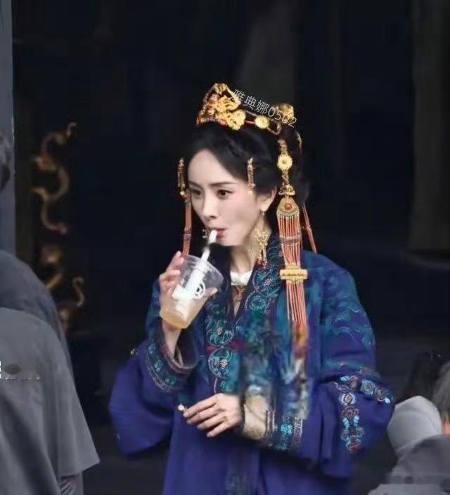 没想到杨幂这么有钱的大咖，会喝这么廉价的咖啡品牌，实在是想不通。 