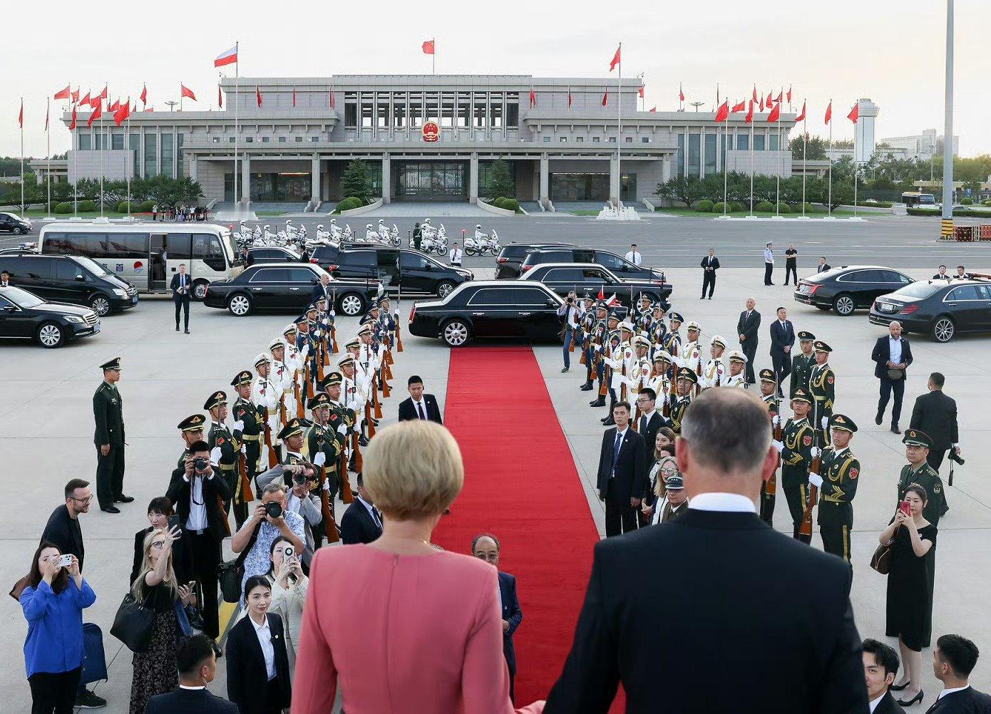 波兰总统杜达抵达北京首都国际机场时拍的照片和马克龙类似，只不过没加法新社的滤镜 
