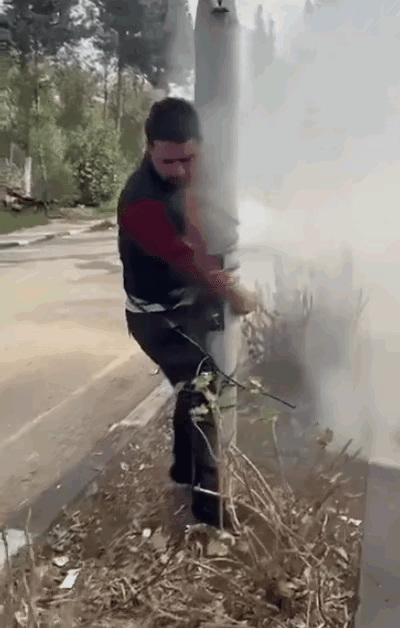 叙利亚反新政权惩罚阿萨德政权时期的工作人员，看着很可怜，但想着假如他是阿萨德政权