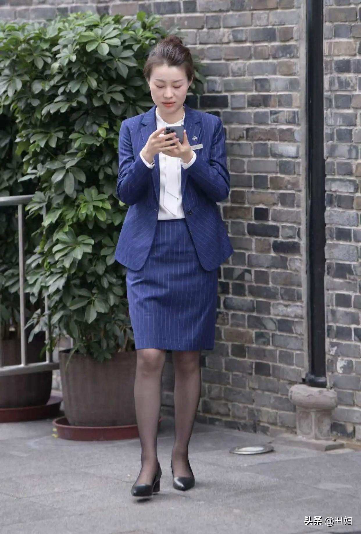 美女的美丽瞬间分享蓝色通勤装打电话白蓝配色高级感满满。领口蕾丝若隐若现，甜美又干