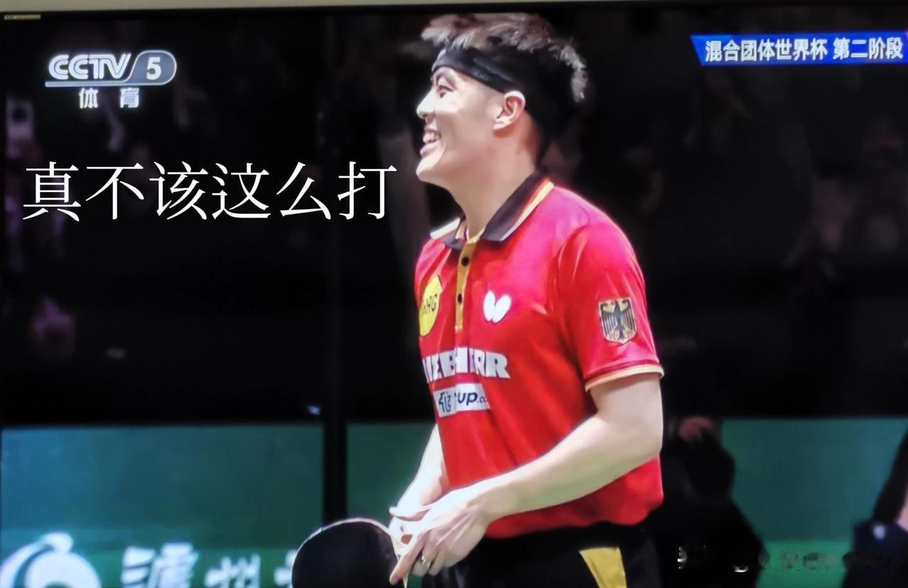 好可爱的邱党！因为他爱笑。
德国教练却最怕看到邱党的笑。因为他的笑和别人不一样。