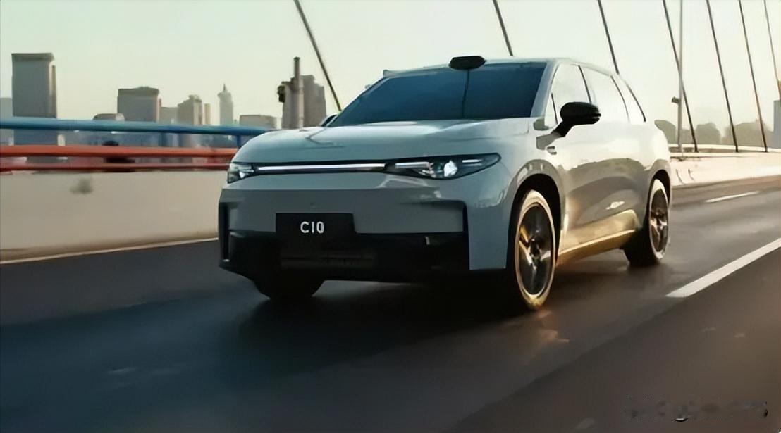 #零跑C10更理想的家更理想的价#作为一台大五座中型SUV，零跑C10智舱在业内