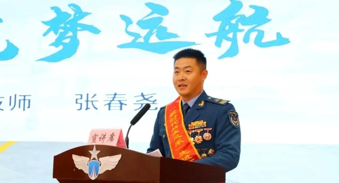   张春尧，东部战区二级军士长、火控专业修理技师，2003年12月入伍，始终坚守