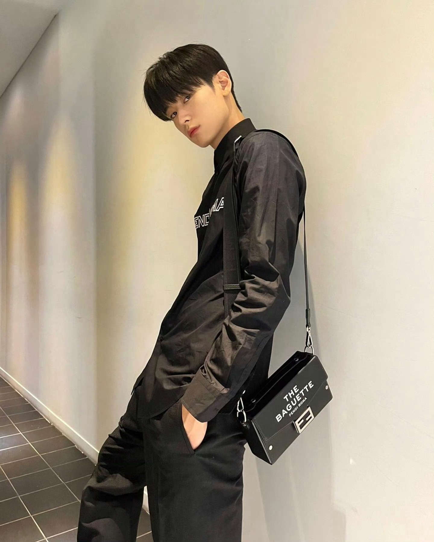 李柱延  穿黑色长袖衬衫是种美德🖤 